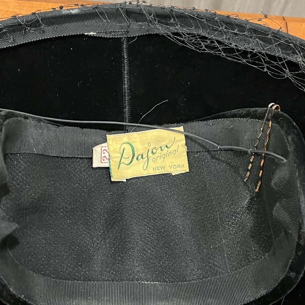 Elegant Black Velvet Hat with Veil, vintage 1950’s - Picture 5 of 6